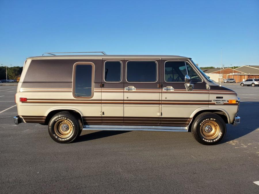  Chevrolet G20 Conversion Van  (CG21305) 1988 года  (фото 8 из 257)